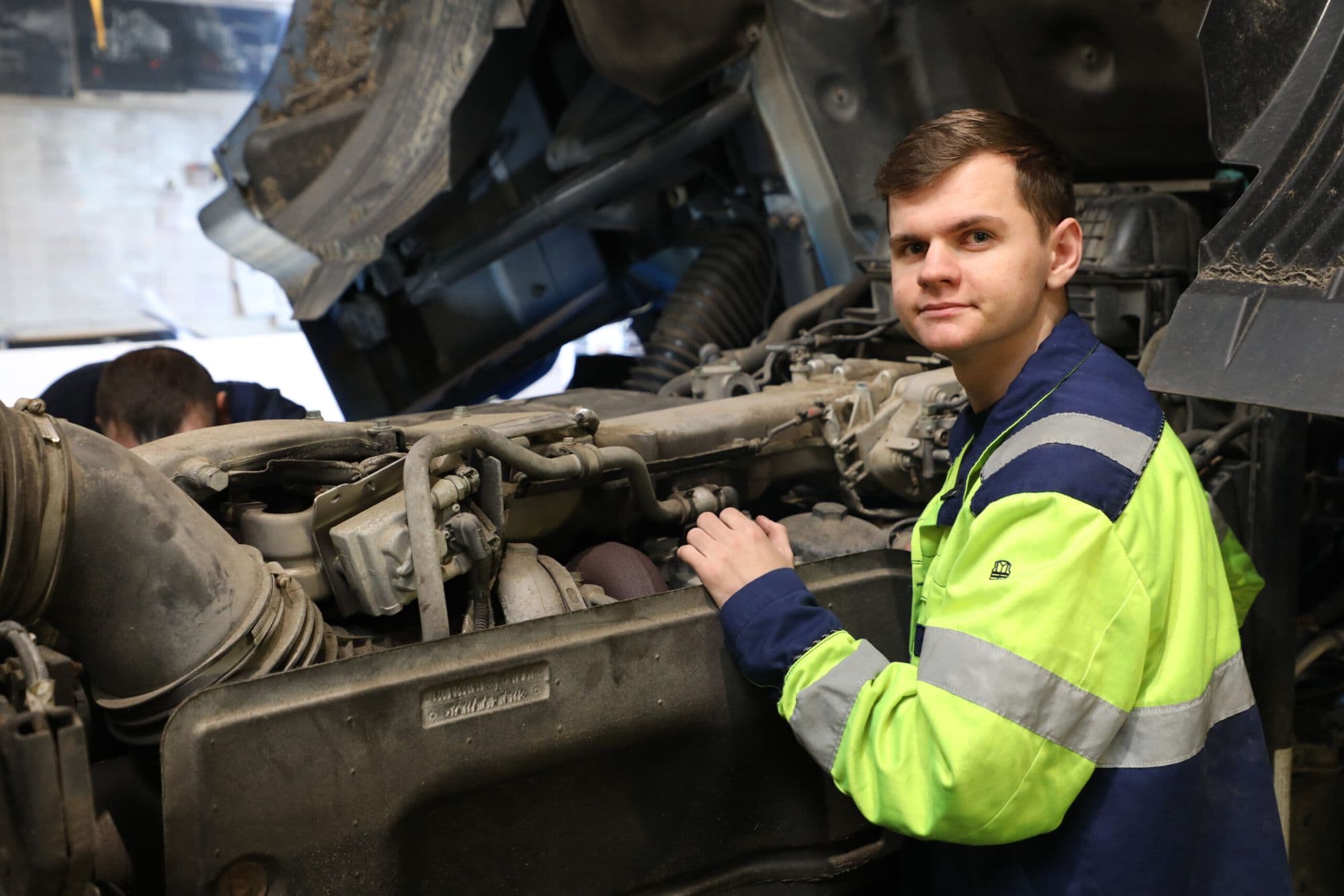 Auszubildender in der Werkstatt der Schwarzer Spedition