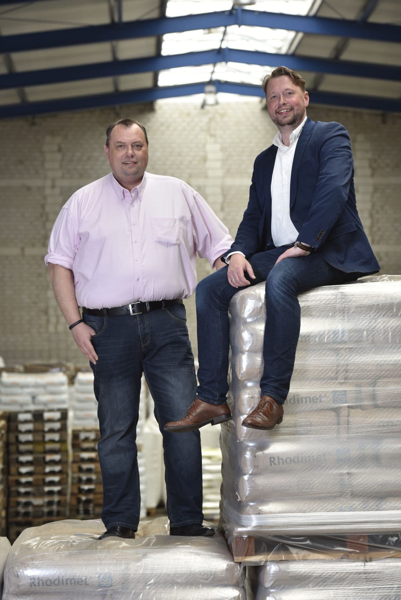 Die Geschäftsführung der Schwarzer Logistics Gruppe in einer Lagerhalle