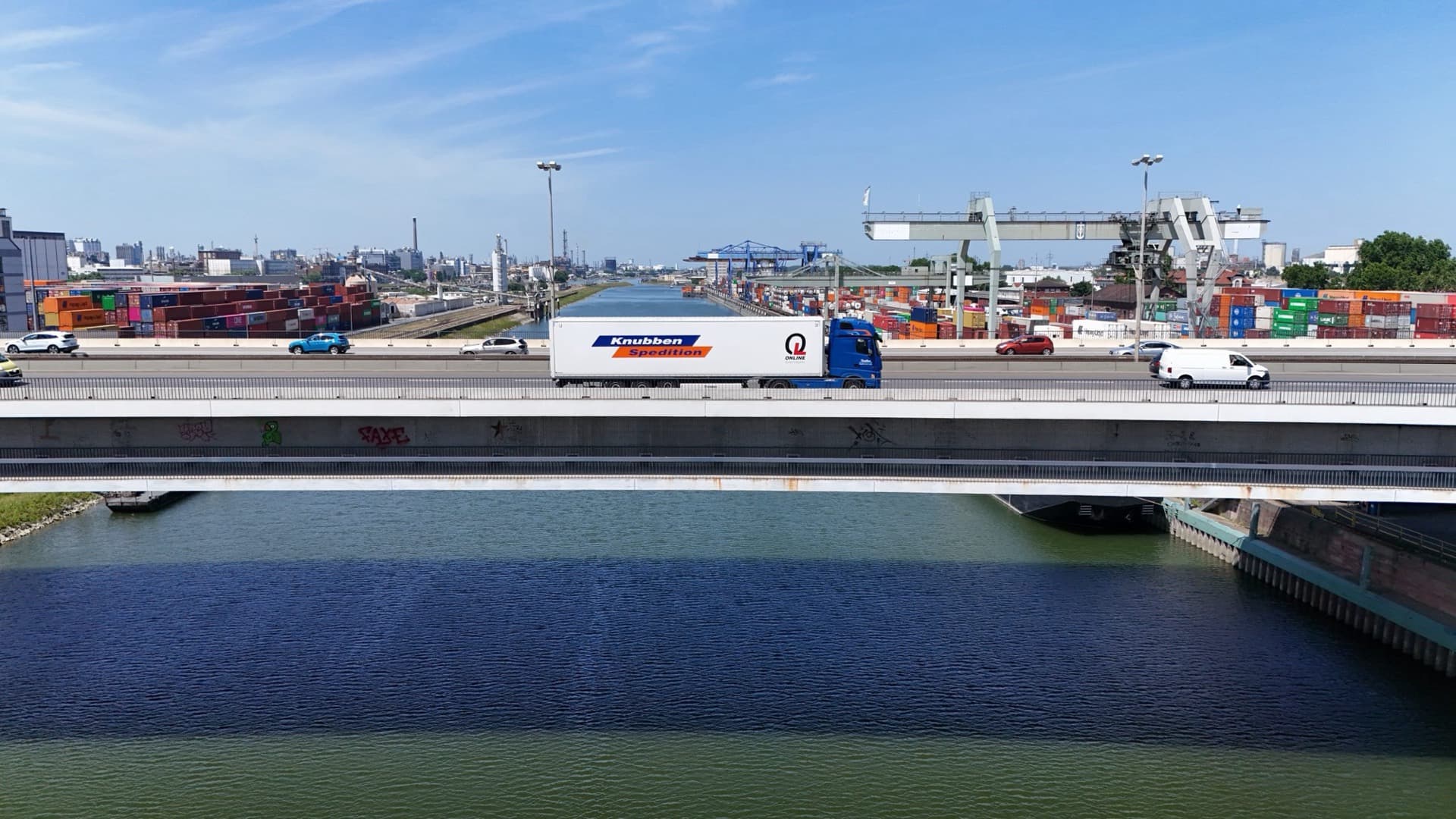 LKW der Schwarzer Logistics in Mannheim