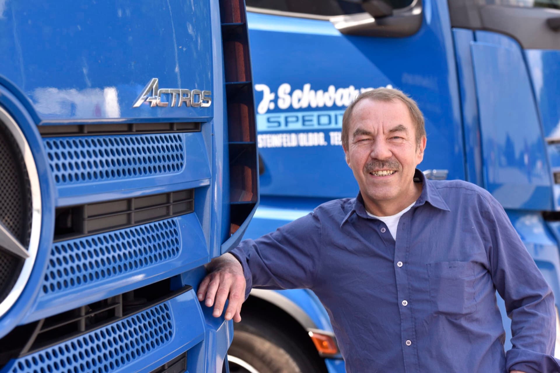Das Team der Schwarzer Logistics Gruppe vor einem Sattelzug